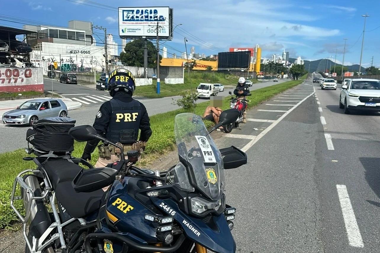 Vídeo: motociclista é flagrado fazendo manobra ‘Superman’ na BR-101