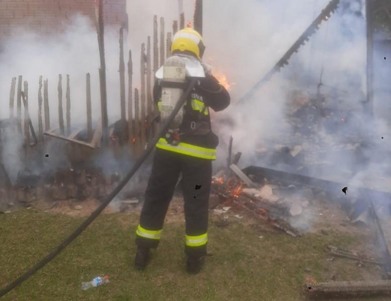 Casa de madeira é destruída por incêndio em São João do Sul