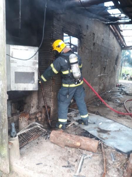 Turvo: bombeiros combatem incêndio em estufa de fumo 