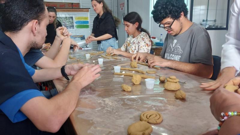 Oficina de cerâmica indígena na Apae de Cocal do Sul promove inclusão e resgate cultural