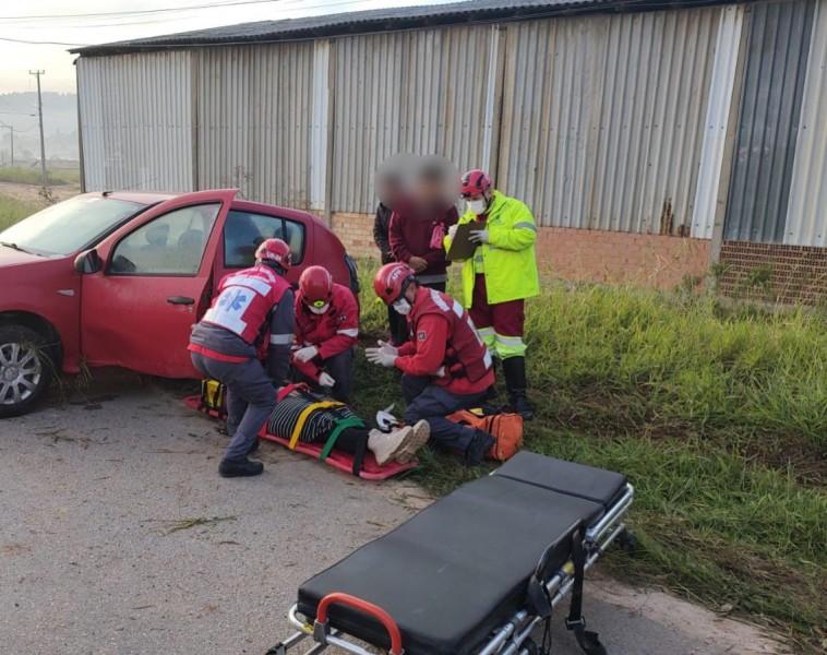 Motorista é hospitalizada após sair da pista e ser arremessada de veículo na marginal da BR-101 