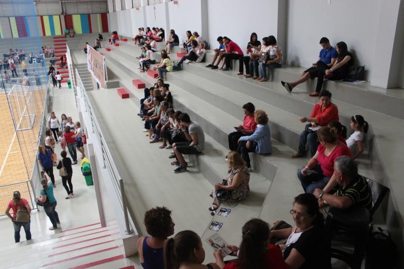 Fiéis dormem na fila para conhecer padre Marcelo Rossi