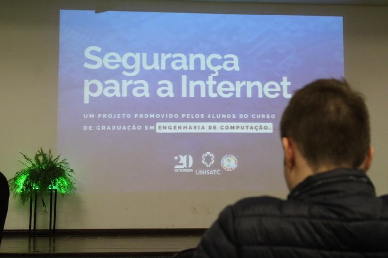 Acadêmicos da UniSatc promovem conscientização sobre segurança na internet 