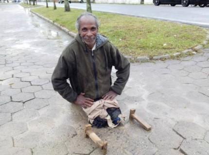 Homem que se locomove com ajuda de madeiras prestes a realizar sonho 