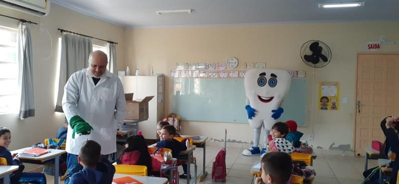 Programa Saúde na Escola entrega Kit de Saúde Bucal aos alunos de Morro da Fumaça
