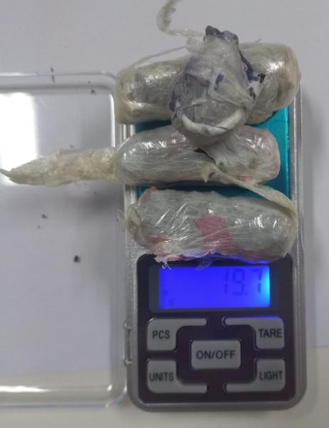 Mulher é presa após tentar entrar em presídio de Criciúma com droga escondida