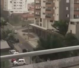 VÍDEO: Forte rajada de vento danifica estrutura de supermercado