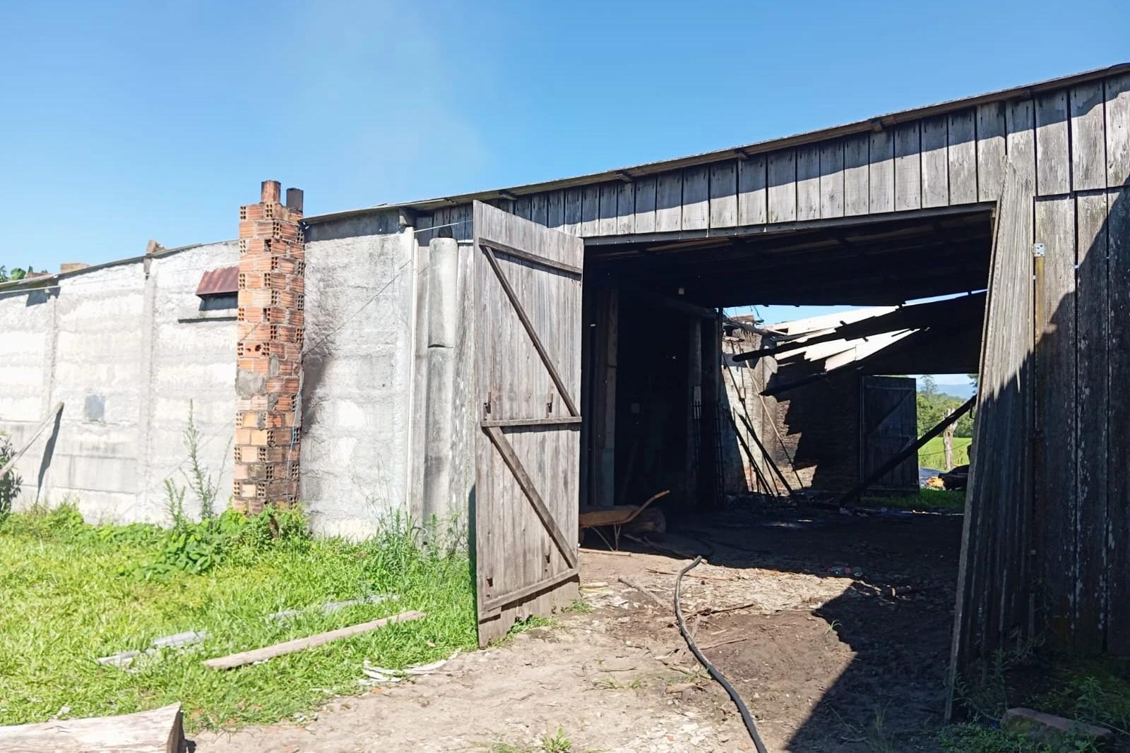 Depósito de fumo seco é destruído por incêndio