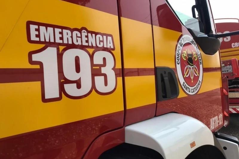 Mulher fica ferida após sofrer queda de cerca de cinco metros no Centro de Laguna