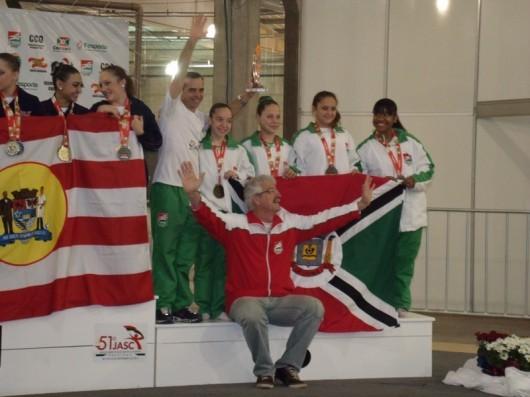 Ginástica de Criciúma com troféu e cinco medalhas