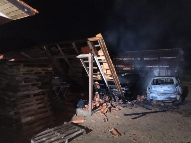 Incêndio atinge imóvel de madeira e destrói automóvel em São Ludgero
