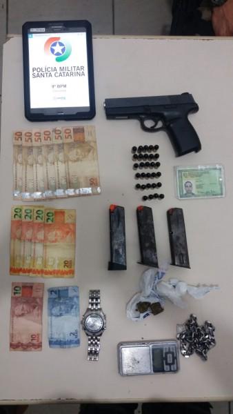 Polícia Militar prende traficante e apreende arma, drogas e dinheiro em Forquilhinha