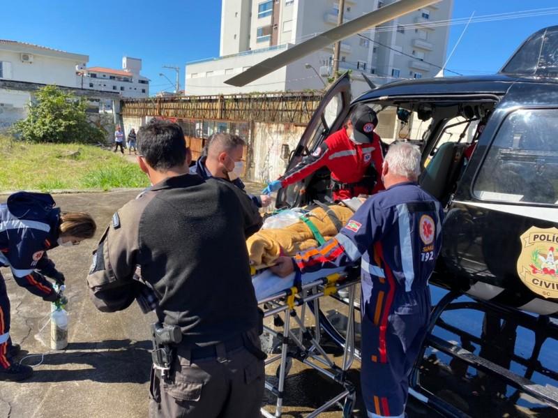 Menino de seis anos é atropelado por trator 