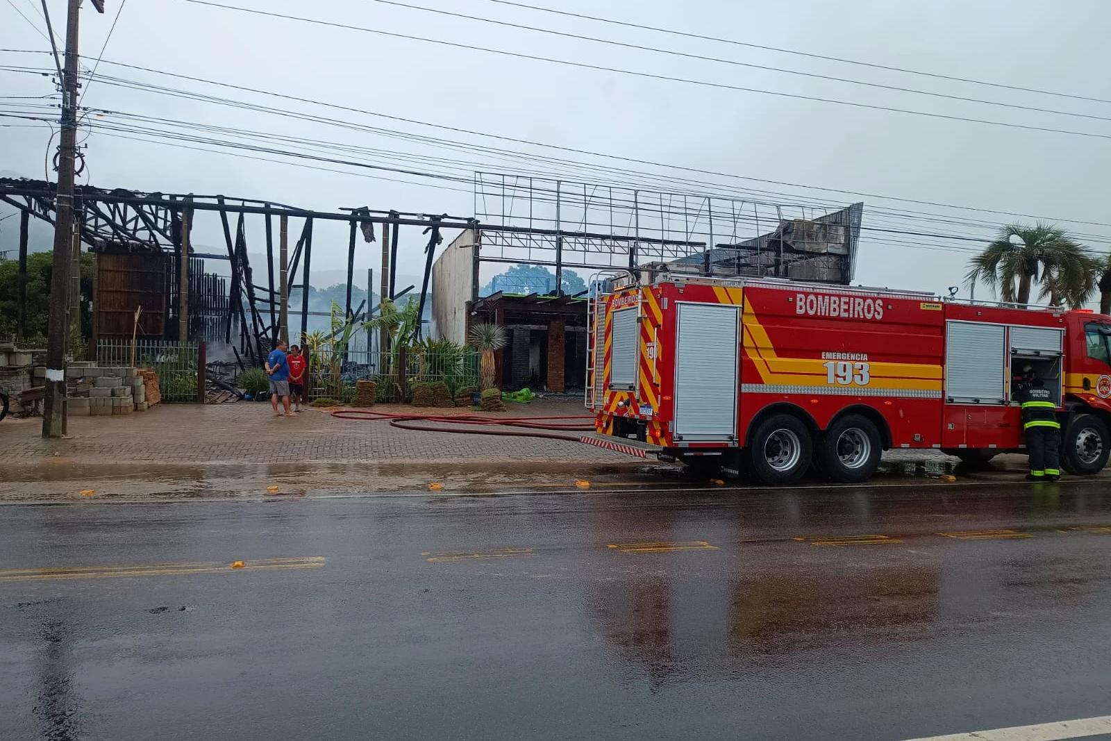 Bombeiros utilizam mais de 10 mil litros de água em incêndio em edificação comercial