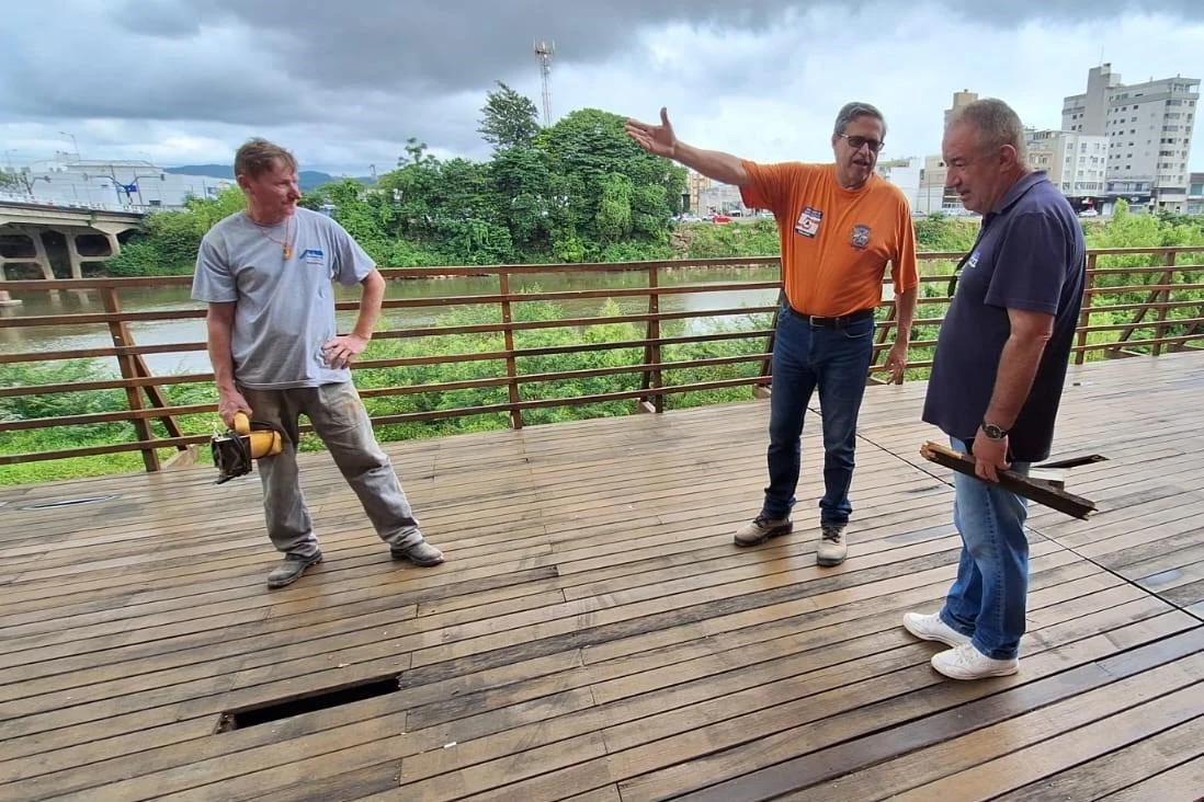 Deterioração da estrutura: deck de madeira passa por nova vistoria após acidente em Tubarão