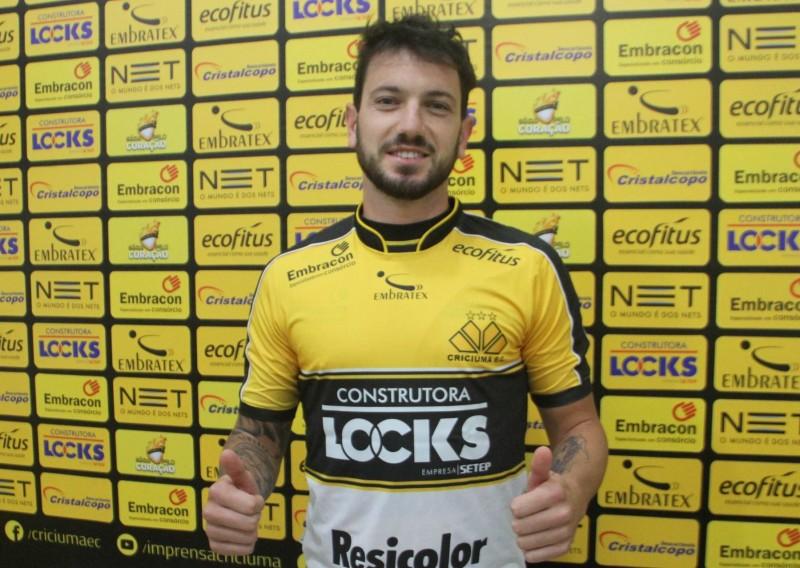 Clayton chega ao Criciúma e diz ter como característica as assistências