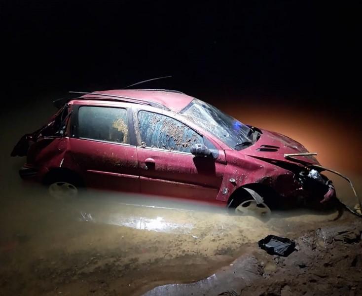 Carro cai de ponte com cerca de 10 metros de altura em Criciúma