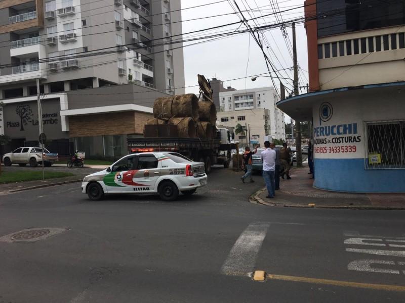 Tubo de concreto despenca de caminhão, cai em veículo e deixa motorista ferido