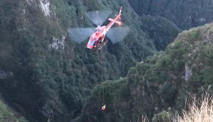 VÍDEO: Jovem é resgatada com vida após cair de penhasco em cânion 