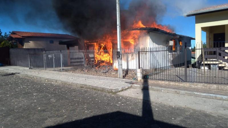Bombeiros combatem incêndio em residência no Rio Maina; Vakinha foi criada para ajudar família