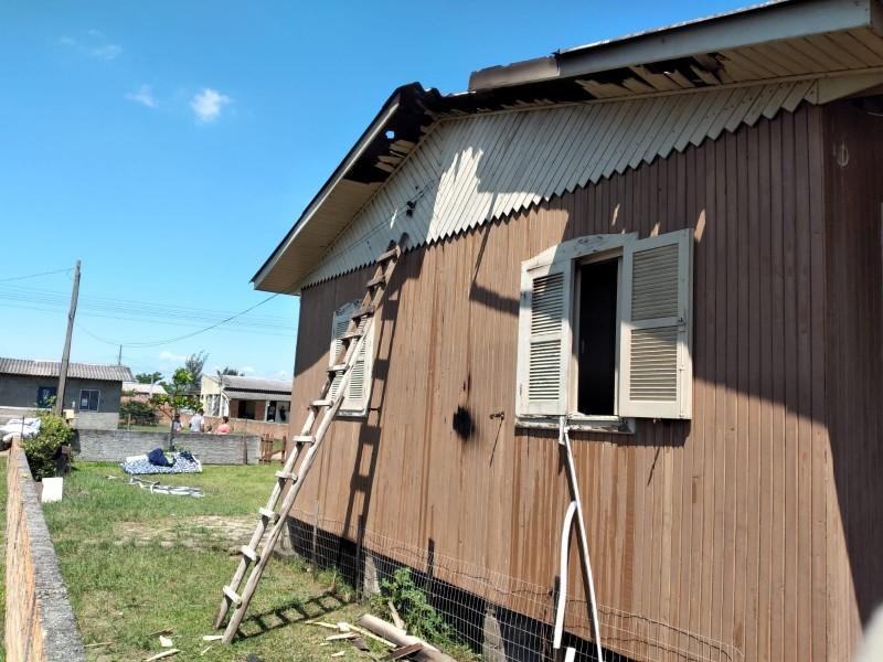 Com baldes e mangueiras, moradores combatem incêndio em casa no Balneário Arroio do Silva