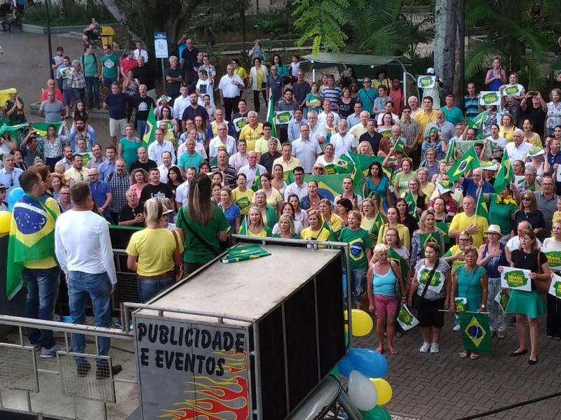Movimento Vem Pra Rua Criciúma leva 500 pessoas para Praça Nereu Ramos