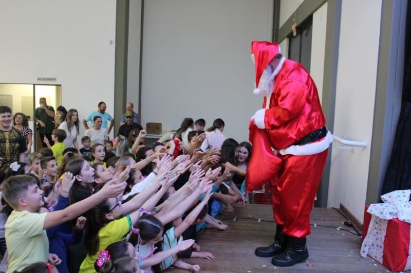 Espetáculo de Natal é apresentado por alunos do Colégio Satc Turvo 