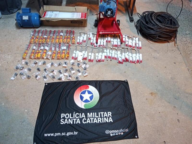 Polícia Militar apreende drogas, pássaros silvestres e diversas ferramentas em Criciúma