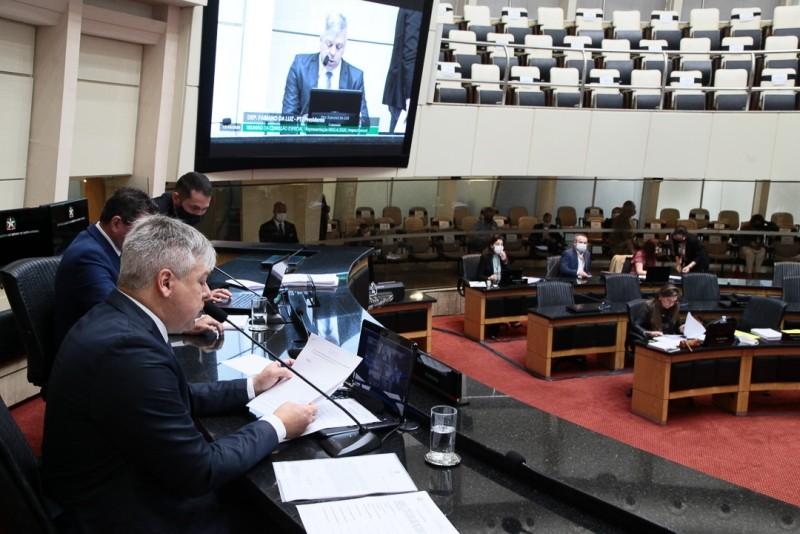 Comissão aprova prosseguimento de segundo impeachment do governador e isenta vice