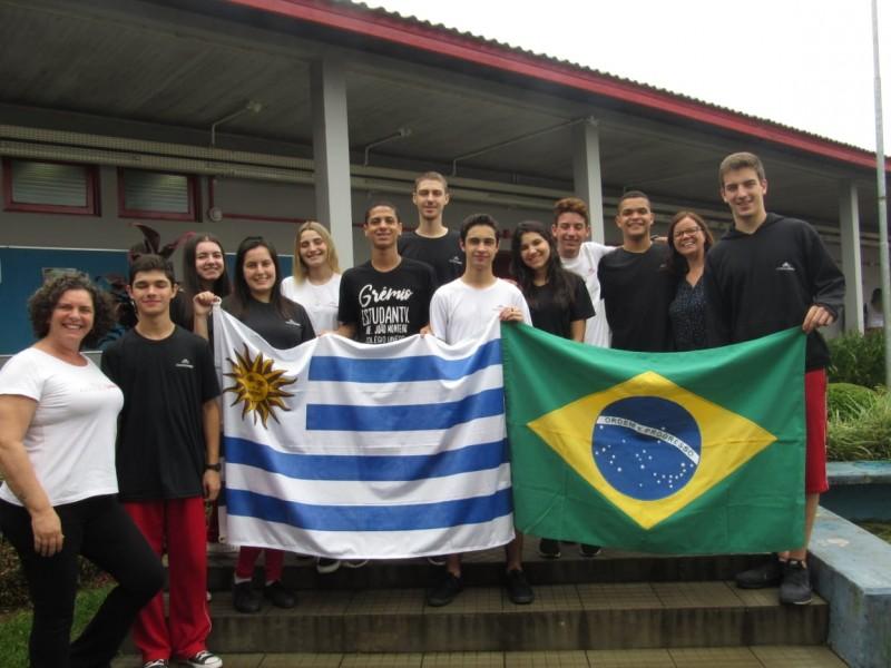 Alunos do Colégio Unesc viajaram ao Uruguai neste domingo