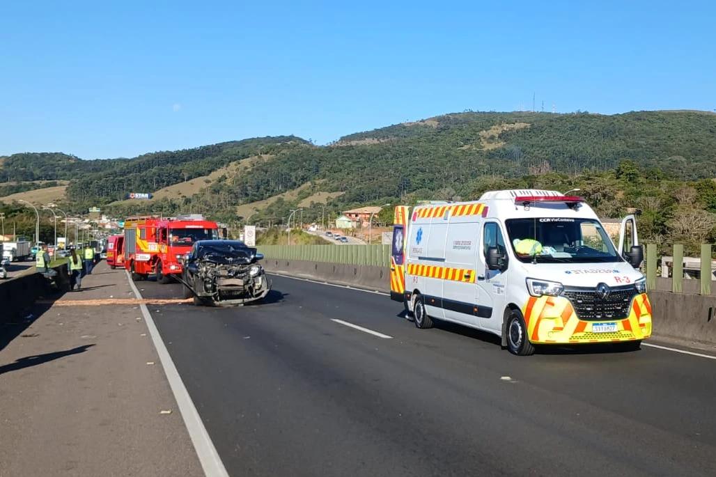 Colisão entre ônibus e caminhonete deixa uma pessoa ferida na BR-101