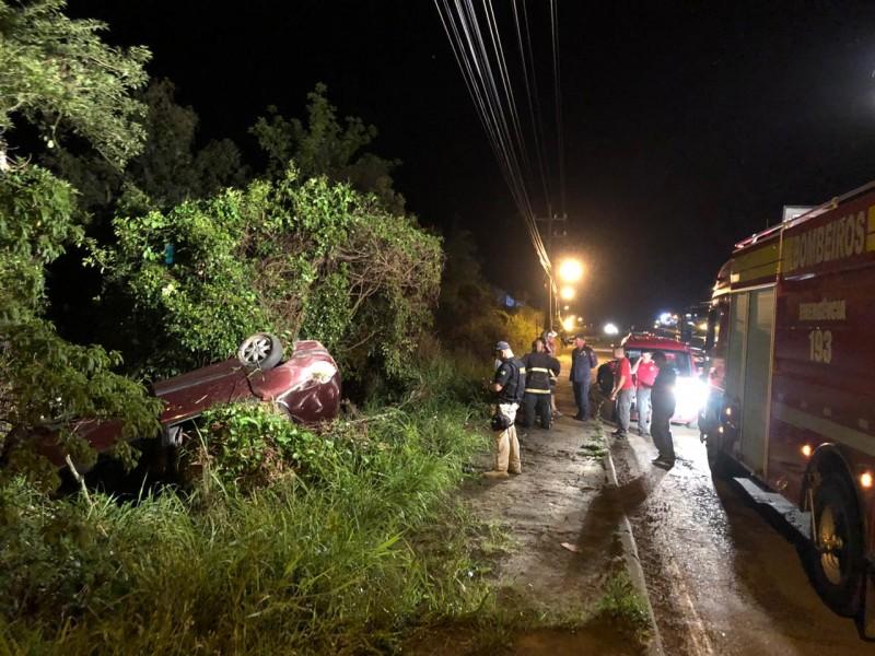 Motorista perde o controle da direção, sai da pista e capota veículo na BR-101
