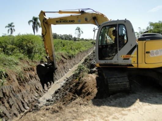 Bairro Vila Nova, de Içara, recebe serviços de desassoreamento e abertura de rua