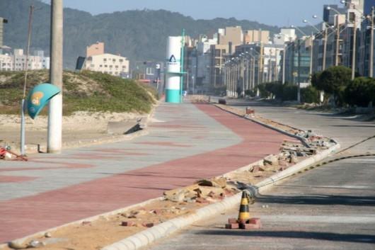 Repavimentação da orla do Mar Grosso, em Laguna, está quase concluída