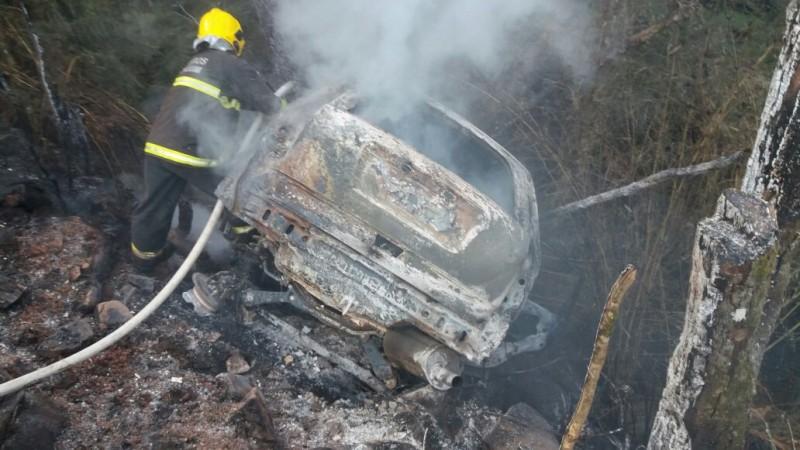 Idoso morre queimado após saída de pista e queda em ribanceira 
