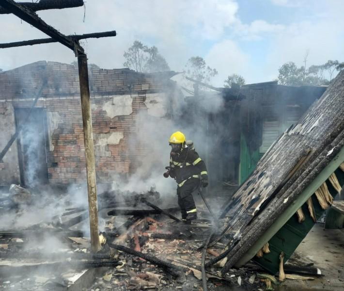 Bombeiros combatem incêndio em casa em Balneário Rincão