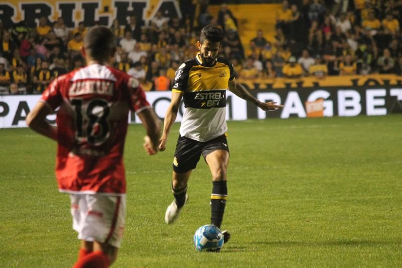 Criciúma renova esperança após vitória contra o líder e projeta clássico contra a Chape