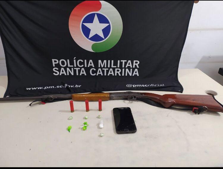 Traficante tenta fugir de blitz, mas é preso em Sombrio