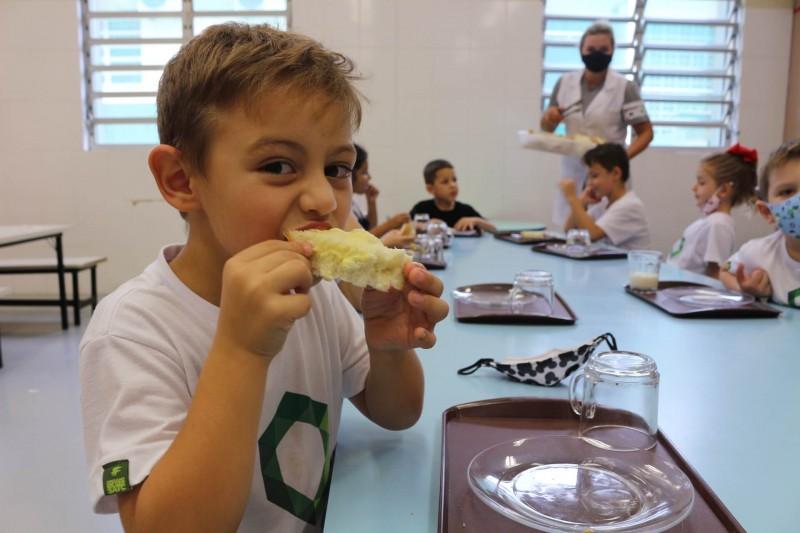 Crianças aprendem a ter autonomia na escolha dos alimentos 