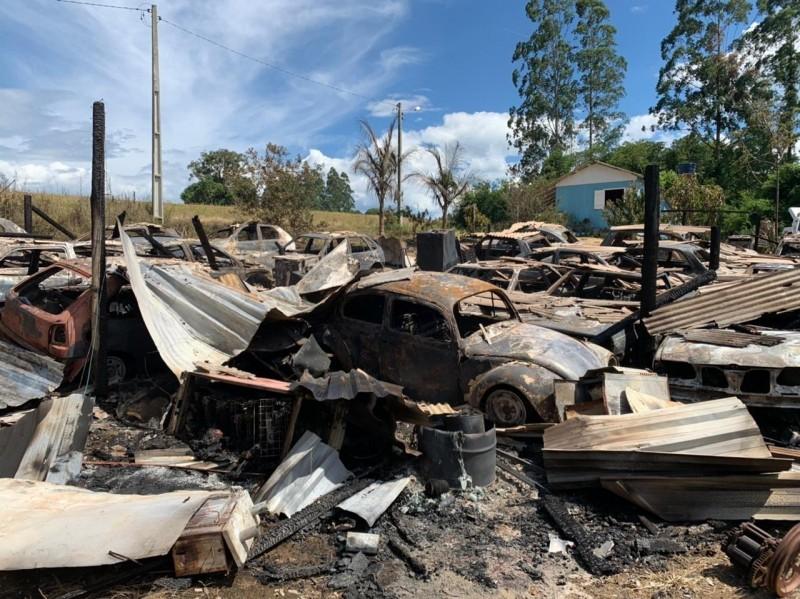 Orleans: 20 carros são queimados em incêndio 