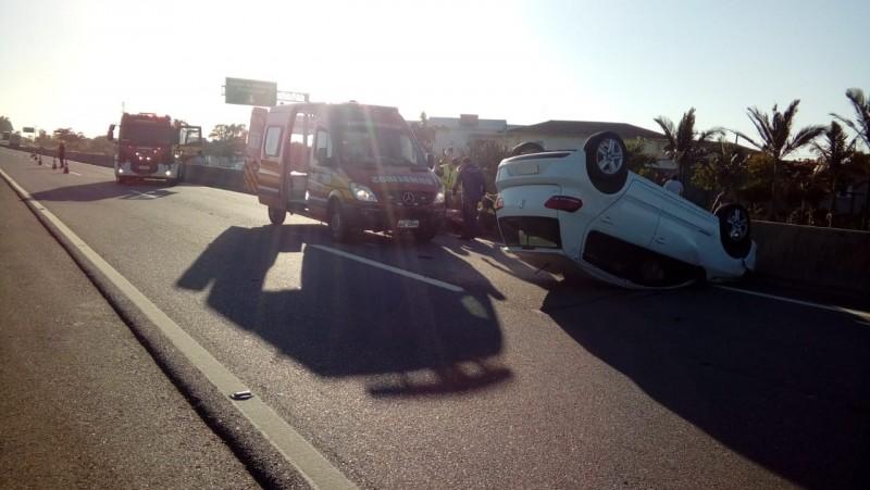 Após capotar veículo, motorista fica ferido em Laguna 