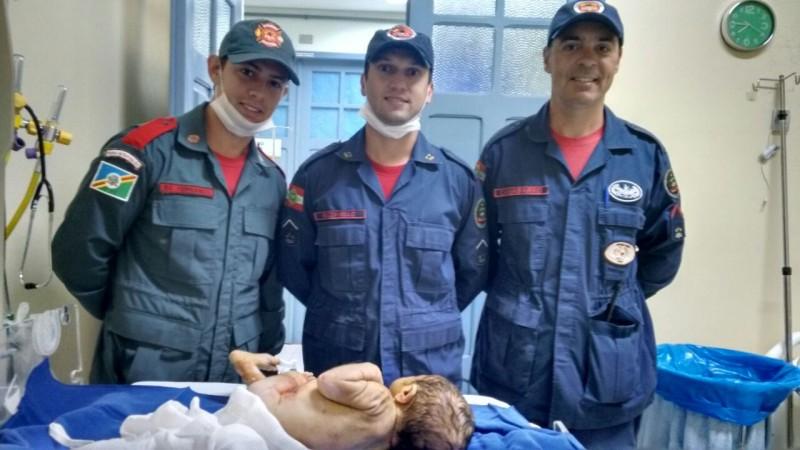 Mulher dá à luz em casa e bombeiros prestam primeiros atendimentos