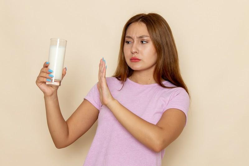 Intolerância à lactose e alergia à proteína do leite são diferentes; entenda e saiba conviver