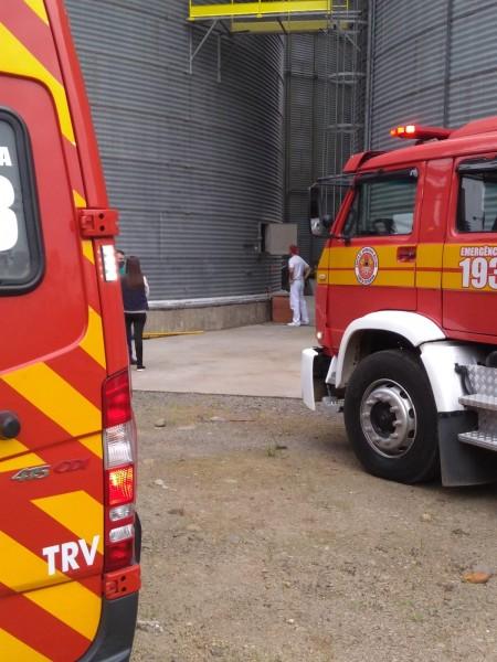 Trabalhador cai dentro de silo de arroz e fratura as duas pernas em Meleiro