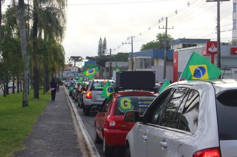 Manifestantes fazem carreata em Criciúma