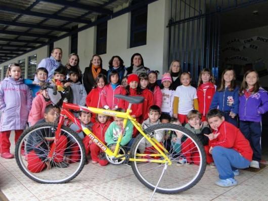 Arrecadação de agasalhos rende bicicletas para instituições