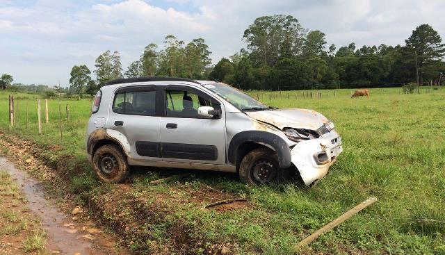 Caroneira fica ferida após saída de pista