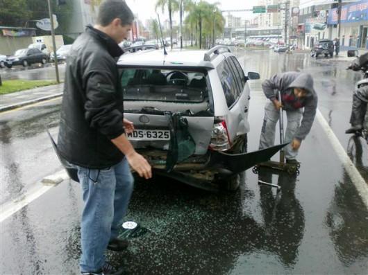 Colisão traseira deixa trânsito congestionado na Avenida Centenário 