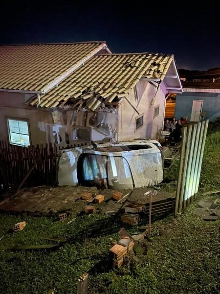 Carro invade quintal de residência após sair da pista e tombar