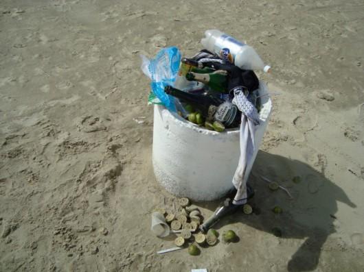 Praia amanheceu suja após festa de Ano Novo
